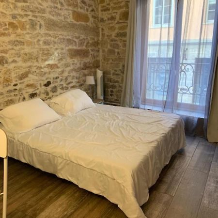 Studio With Exposed Stone Vieux Lyon ليون المظهر الخارجي الصورة